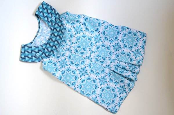 Farbenmix Summer Kids Sew Along 2015 ODA Rundpassenkleid als Tunika Mandala und Herzen in blau