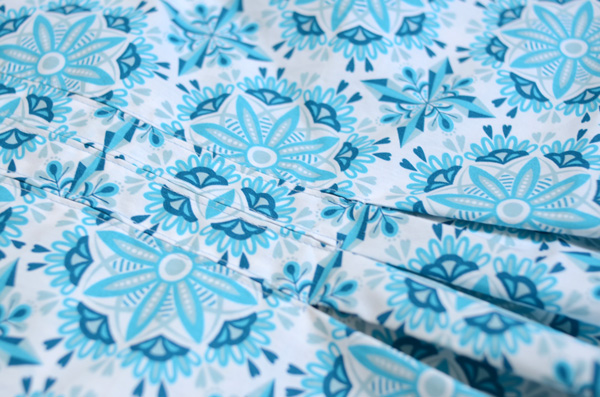 Detail Falten Farbenmix Summer Kids Sew Along 2015 ODA Rundpassenkleid als Tunika Mandala und Herzen in blau