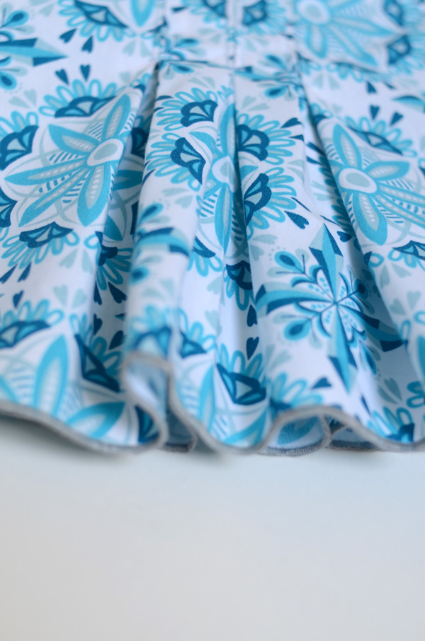 Detail Rollsaum Farbenmix Summer Kids Sew Along 2015 ODA Rundpassenkleid als Tunika Mandala und Herzen in blau