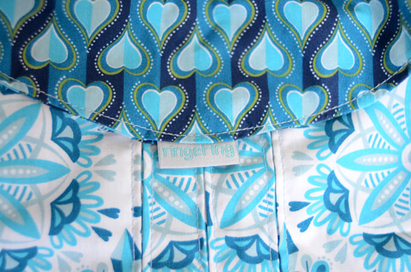 Detail Rundpasse hinten mit Label Farbenmix Summer Kids Sew Along 2015 ODA Rundpassenkleid als Tunika Mandala und Herzen in blau