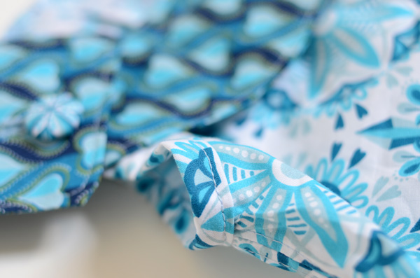 Detail Streifenversäuberung Farbenmix Summer Kids Sew Along 2015 ODA Rundpassenkleid als Tunika Mandala und Herzen in blau