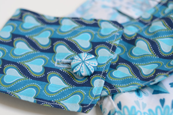 Detail bezogener Knopf Farbenmix Summer Kids Sew Along 2015 ODA Rundpassenkleid als Tunika Mandala und Herzen in blau